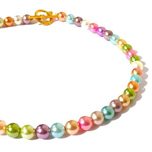 Trendy halsketting met pastelkleurige glasparels. Handgeregen ketting met glaskralen en goudkleurige kapittelsluiting, met of zonder hanger.
