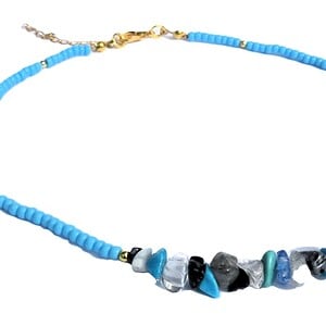 Turquoise ketting met halfedelstenen en schelpkralen. Handgemaakte halsketting, goudkleurige kraaltjes, boho chic, Ibiza, Per Elle sieraden