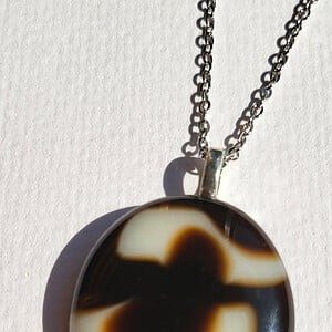 Uniek "Mocha Werveling" glasfusing hanger