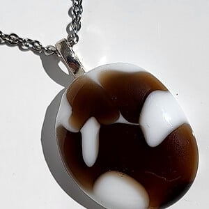 RVS ketting met uniek "Mocha Zwaai" glasfusing hanger