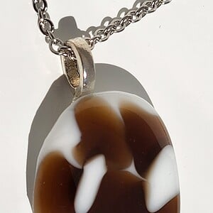 RVS ketting met uniek "Mocha Zwaai" glasfusing hanger