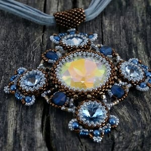 Verfijnde ketting met handgemaakte statement hanger met schitterende originele Swarovski Rivoli kristallen - Exclusieve ketting in de kleuren blauw, kristal en brons