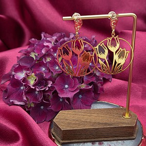 Vergulde oorbellen met tulpen - glas in lood look