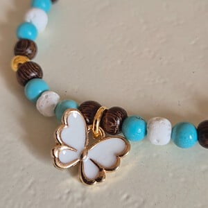 Vrolijke witte/gouden vlinder armband