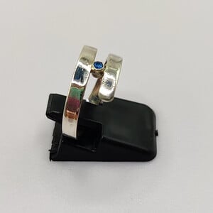 Zilveren spiraalring met blauw zirkoontje