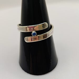 Zilveren spiraalring met blauw zirkoontje