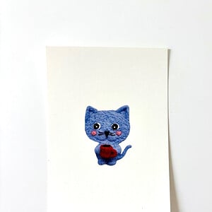 Wenskaart Blauw Katje met Koffiebeker – Illustratie van een Wollen Katje