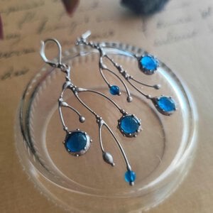 Asymmetrische handgemaakte takoorringen met blauw glas en zilverkleurig koper