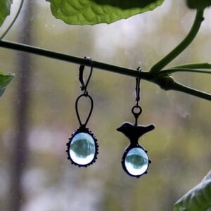 Asymmetrische handgemaakte vogeloorbellen met blauw glas en zwart gepatineerd koper