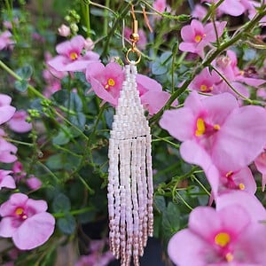 Fringe oorbellen Pink Whisper – ombre wit-roze, glaskralen, verguld zilver, 10 cm lang
