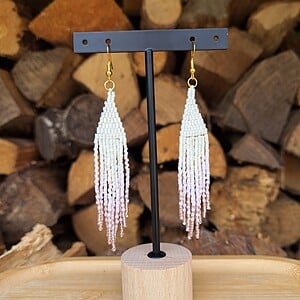 Fringe oorbellen Pink Whisper – ombre wit-roze, glaskralen, verguld zilver, 10 cm lang