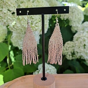 Fringe oorbellen Silver Bloom – glaskralen met roze gloed, 8,5 cm lang, zilveren oorhake
