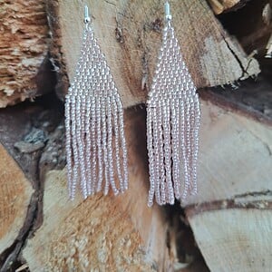 Fringe oorbellen Silver Bloom – glaskralen met roze gloed, 8,5 cm lang, zilveren oorhake