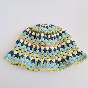 Gehaakte bucket hat | Donkergroen, geel, donkerblauw, mintgroen, lichtblauw, limegroen en beige