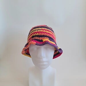 Gehaakte bucket hat | Geel, koraaloranje, paars, knalroze en donkerpaars