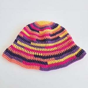 Gehaakte bucket hat | Geel, koraaloranje, paars, knalroze en donkerpaars