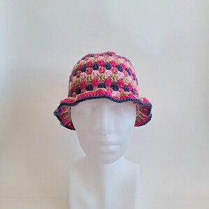 Gehaakte bucket hat | Lichtroze, beige, knalroze, donkerblauw en Barbie roze