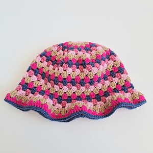 Gehaakte bucket hat | Lichtroze, beige, knalroze, donkerblauw en Barbie roze