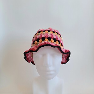 Gehaakte bucket hat | Oranje, beige, knalroze, lichtroze, fuchsia en zwart