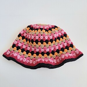 Gehaakte bucket hat | Oranje, beige, knalroze, lichtroze, fuchsia en zwart