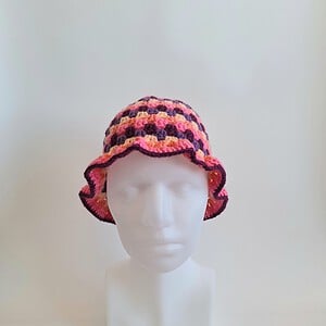 Gehaakte bucket hat | Pasteloranje, koraaloranje, Barbie roze, aubergine paars en paars