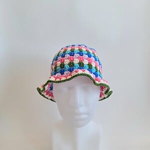 Gehaakte bucket hat | Turquoise, kobaltblauw, lila, knalroze, crème en donkergroen