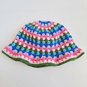 Gehaakte bucket hat | Turquoise, kobaltblauw, lila, knalroze, crème en donkergroen