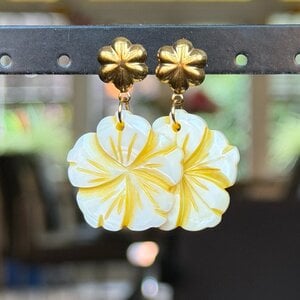 Gele bloemetjes oorbellen goud