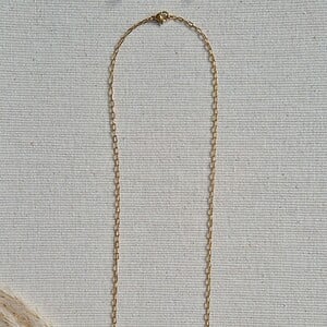 Gouden ketting half schakelketting half edelstenen met keramieken kraal