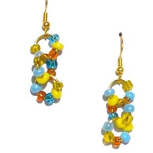 Goudkleurige oorbellen met ringen en glaskralen van turquoise, oranje en geel. Goudkleurige oorhaken met handgemaakte unieke hangers, Per Elle sieraden