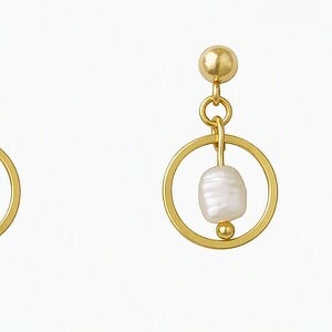 Goudkleurige oorstekers met echte zoetwaterparel in goudkleurige ring. Handgemaakte parel oorbellen, oorknopjes 5 mm, Per Elle sieraden