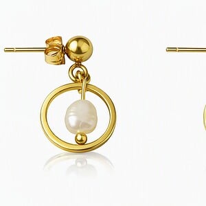 Goudkleurige oorstekers met echte zoetwaterparel in goudkleurige ring. Handgemaakte parel oorbellen, oorknopjes 5 mm, Per Elle sieraden