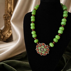 Groene agaat ketting met carneool en vintage Sarah Coventry broche