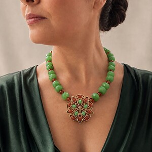 Groene agaat ketting met carneool en vintage Sarah Coventry broche