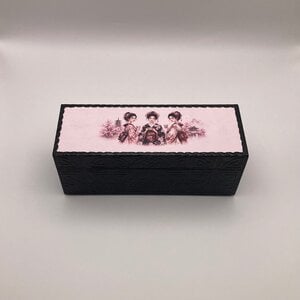 Handgedecoreerd bamboe theekistje met 3 geisha’s
