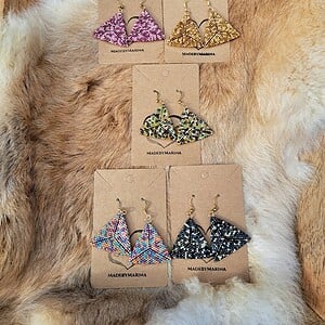 Handgemaakte kralenoorbellen Confetti Collectie – grote triangel in kleurrijke Miyuki kralen