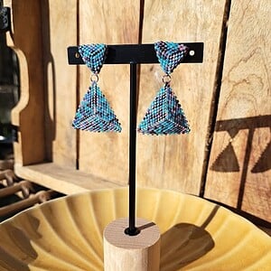 Handgemaakte oorbellen met kralen – Confetti design in blauw en paars met rvs stekers