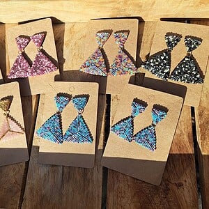 Handgemaakte oorbellen met kralen – Confetti design in blauw en paars met rvs stekers