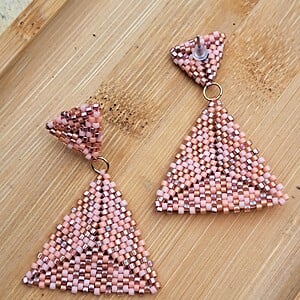 Handgemaakte oorbellen met kralen - Confetti design in rozetinten met rvs oorstekers