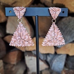 Handgemaakte oorbellen met kralen - Confetti design in rozetinten met rvs oorstekers