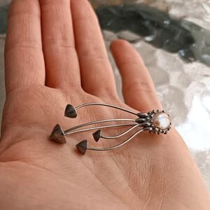 Handgemaakte paddenstoelenbroche en zilverkleurig koper
