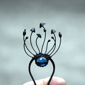 Handgemaakte paddenstoelenhaarvork met blauw glas en zwart gepatineerd koper