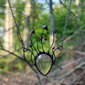 Handgemaakte paddenstoelenketting met transparant glas en zwart gepatineerd koper