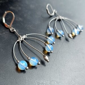Handgemaakte takoorringen met blauw glas en zilverkleurig koper
