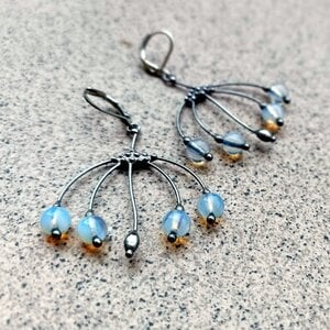Handgemaakte takoorringen met blauw glas en zilverkleurig koper