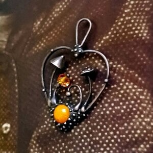 Handgemaakte vliegenzwamketting met oranje glas en zwart gepatineerd koper