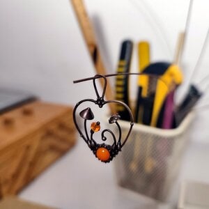 Handgemaakte vliegenzwamketting met oranje glas en zwart gepatineerd koper
