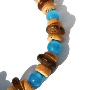 Herenarmband turquoise tijgeroogkralen, bruine gerecyclede glasschijven, beige kokoskralen. Handgemaakte polsband mannen, magneetsluiting
