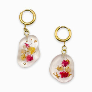 Huggie Hoop Oorbellen met Stenen Gevuld Echte Bloemen uit Lugano (Strawberry Lemonade)