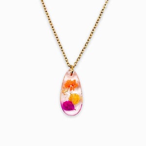 Ketting met Druppelvormige Hanger Gevuld met Echte Bloem uit Den Haag (Fleur de Soleil)